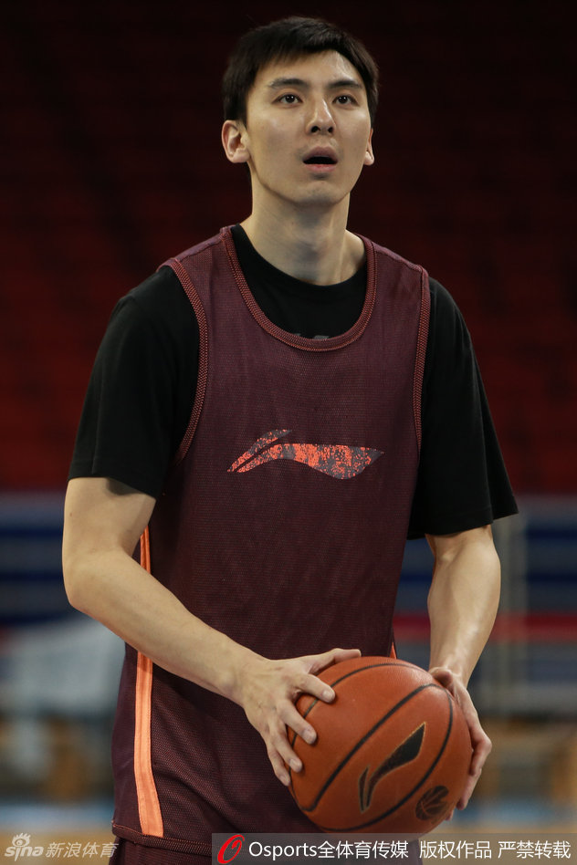 马布里目光如炬地注视篮筐，坚毅的眼神穿透镜头，这位即将年满四十岁的传奇后卫正用最职业的态度对待生涯的每一刻。