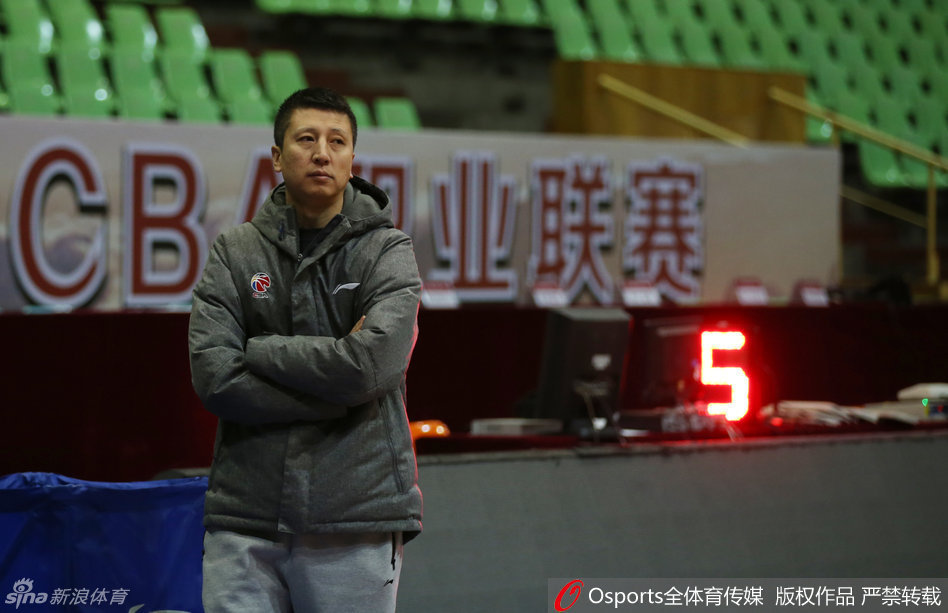 外援哈德森认真地进行着投篮前的热身拉伸，肌肉线条分明，展现出极佳的身体状态和职业素养。