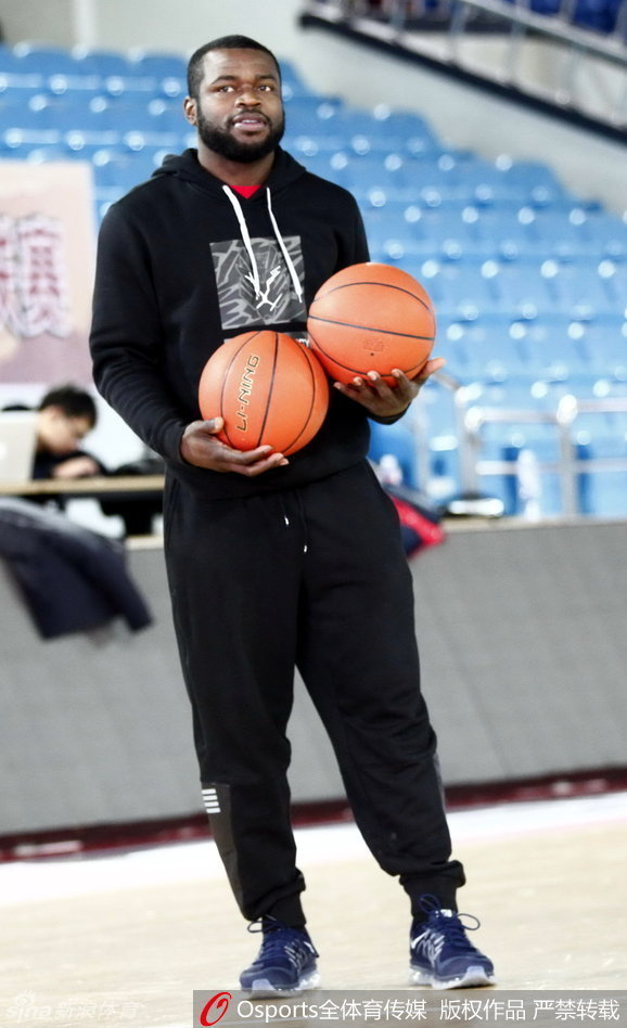 外援拜纳姆在体能师陪同下进行拉伸恢复，眼神中透露出对重返赛场的渴望