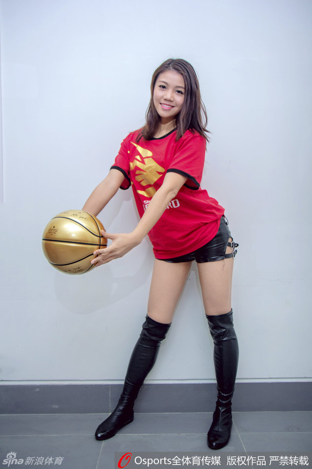 动感旋律中，长发飘飘的啦啦队员回眸一笑，双手比出俏皮的V字手势，青春气息扑面而来。