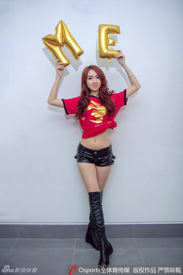 篮球宝贝扎着清爽马尾，双手高举加油棒，眼神坚定地望向看台，带领球迷齐声呐喊助威。