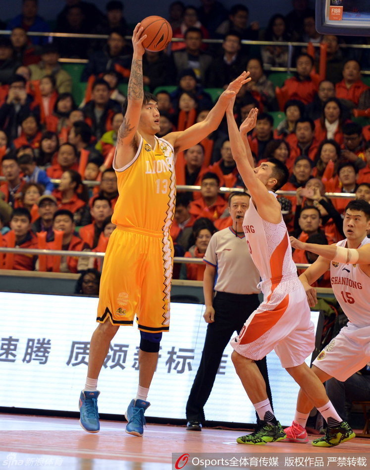 佛山队外援贝尼尼在拼抢中痛苦倒地，表情扭曲，与地板亲密接触的瞬间令人揪心。