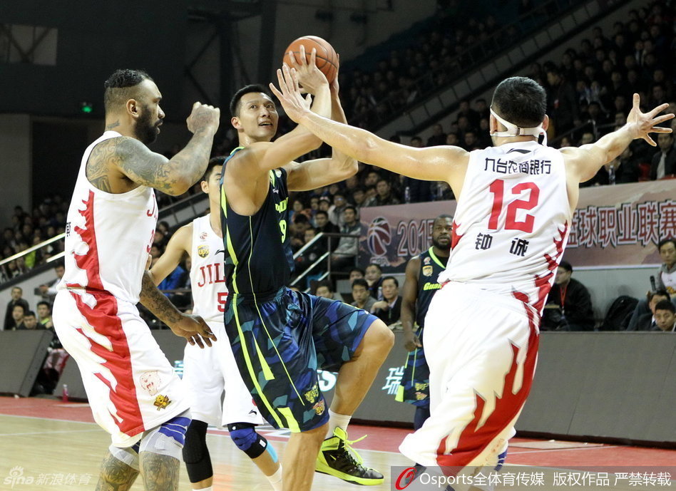 朱芳雨外线架起炮台，出手姿势标准如一，三分球应声入网