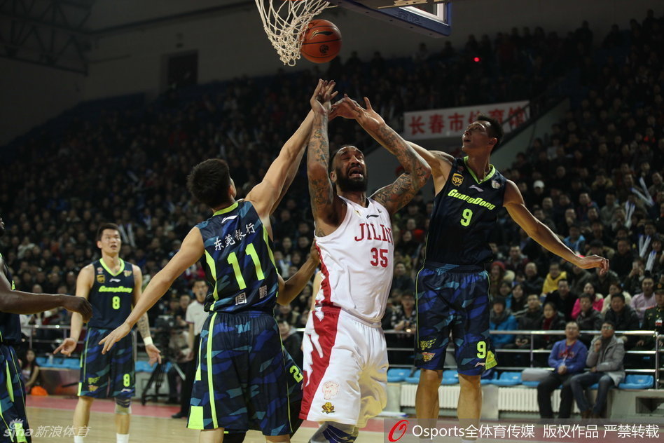 易建联低位强攻，脚步灵动，跳投美如画，尽显领袖风采