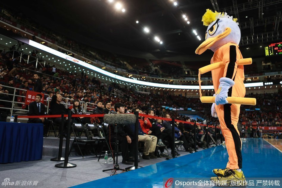 灯光下，霹雳鸭单手叉腰，侧身远眺，黄色战袍上的黑色纹路勾勒出健硕的肌肉线条，侧影英气逼人。