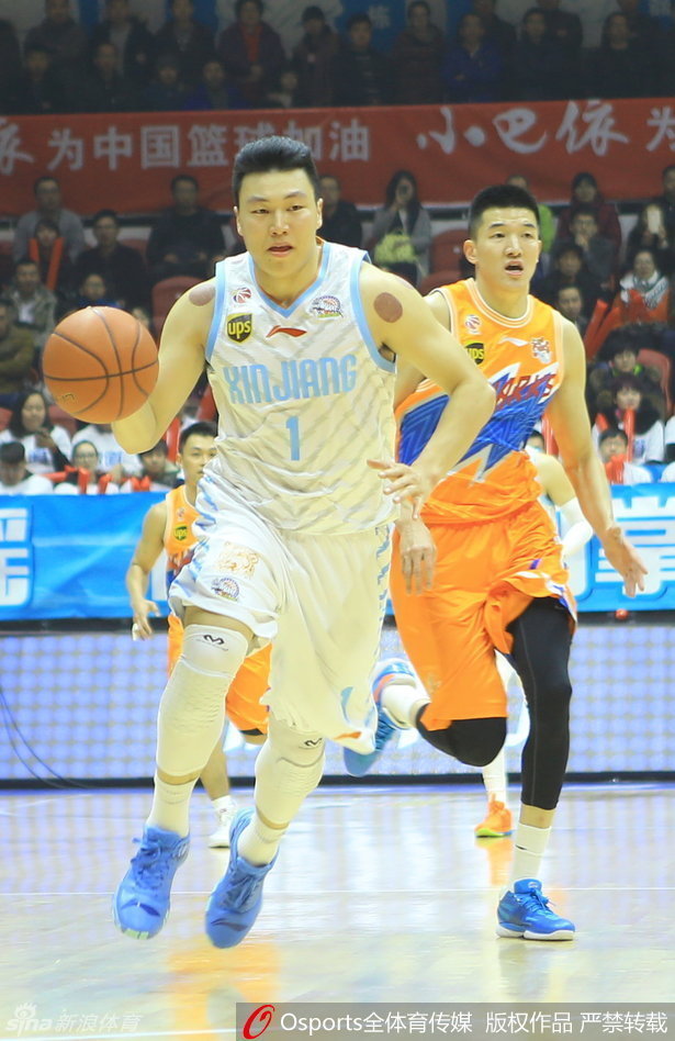 李学林稳健控球，手指向场上位置，正在组织关键的进攻配合