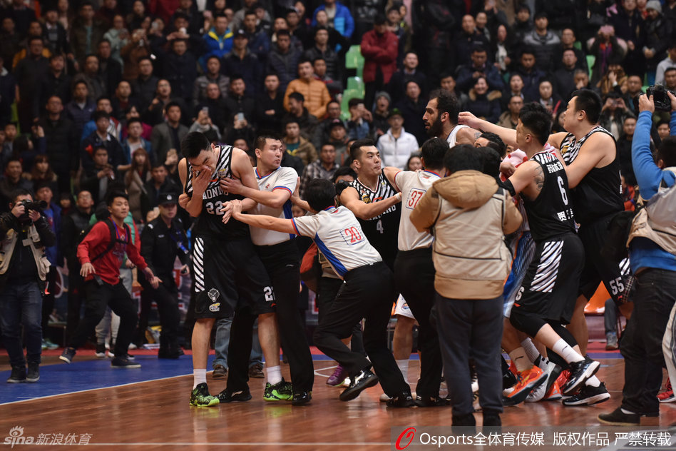 四川队球员从身后紧紧环抱哈达迪，竭力将其拖离争执区域平息事态