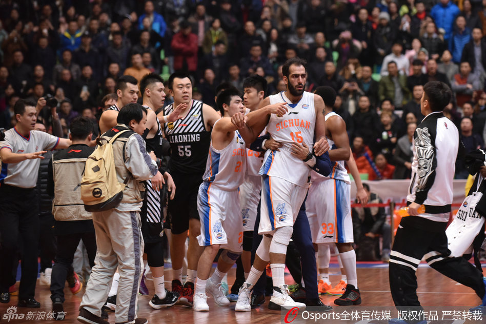 李晓旭被队友拉开后仍难掩气愤，眼神中透露着不甘与无奈离开混战圈