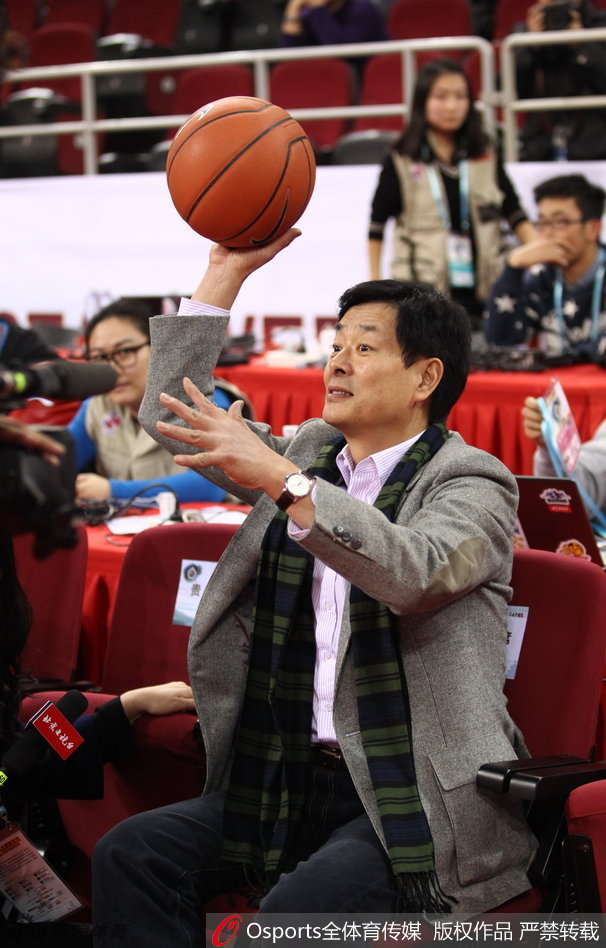 著名演员濮存昕端坐在五棵松体育馆的看台上，气质儒雅不凡，正神情肃穆地关注着场上的比赛进程，仿佛在欣赏一场艺术表演。