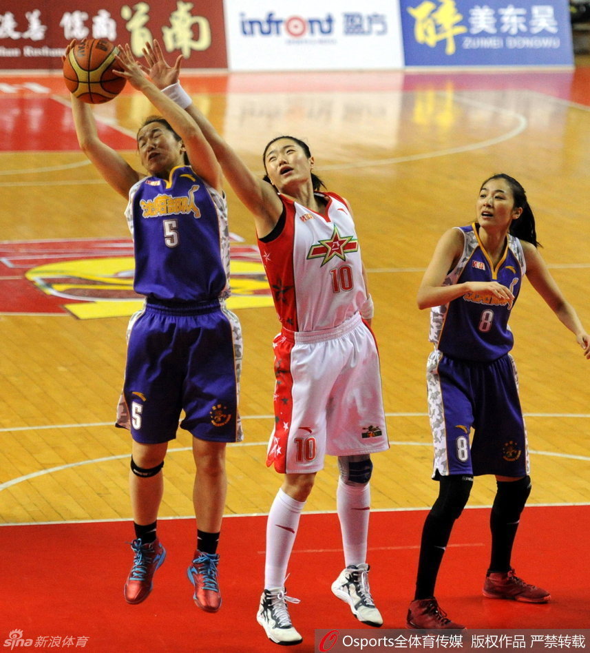 孙梦然在篮下展现强大核心力量，背身扛开防守后强起上篮，肌肉线条中迸发出不可阻挡的力量感。