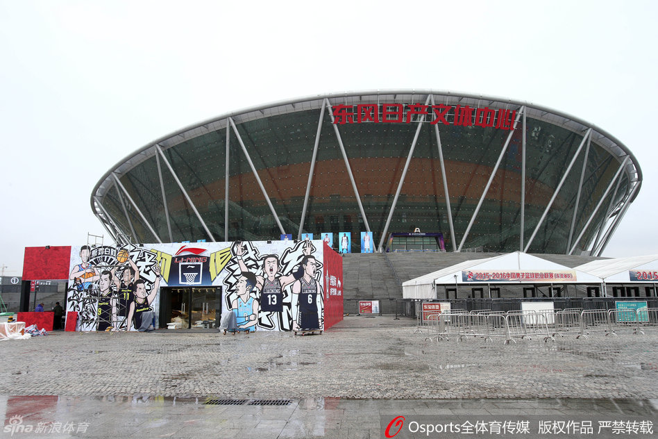 南区明星队核心易建联赛前热身，神情专注目光如炬，在灯光下进行拉伸训练，准备在家乡父老面前大显身手