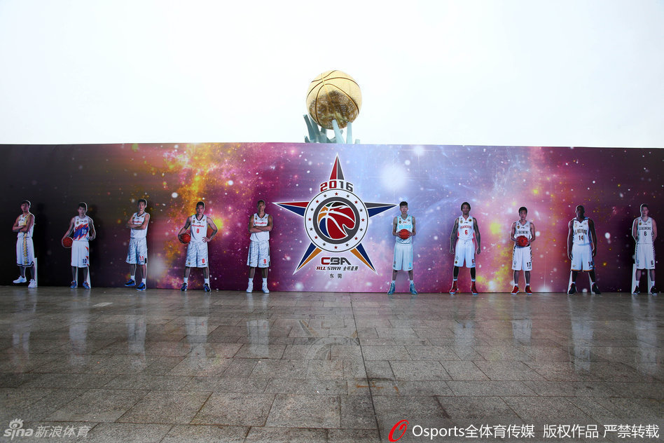 场馆上空悬挂的顶级音响与炫彩灯光设备整齐排列，仿佛科幻电影中的矩阵，正为史上最酷炫的开幕式积蓄能量