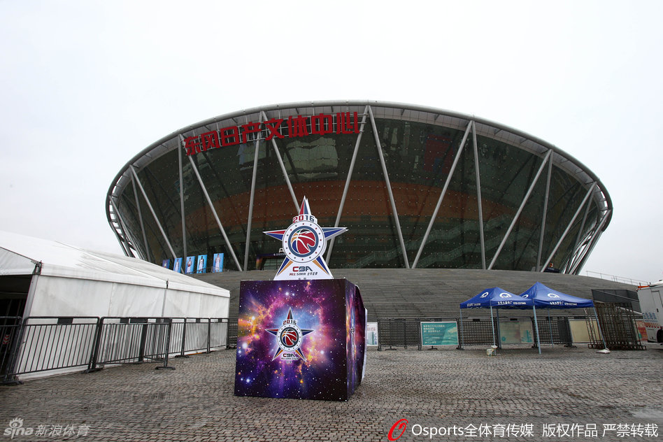 扣篮大赛热门王潼在赛前热身中腾空而起，身体在空中完全舒展，仿佛摆脱了地心引力，将青春与力量完美定格