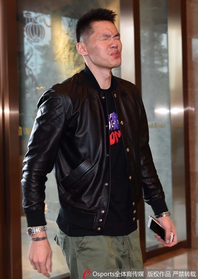 广厦众将赵岩昊林志杰随李春江指导抵达，春哥神情严肃气场强大，队员们紧跟其后秩序井然