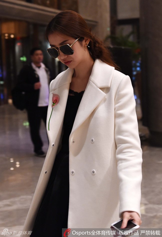 广东队魂朱芳雨表情诙谐现身，仿佛带着幽默感来赴会，办理手续时神情专注尽显职业，身后背景板映衬出全明星赛的忙碌有序