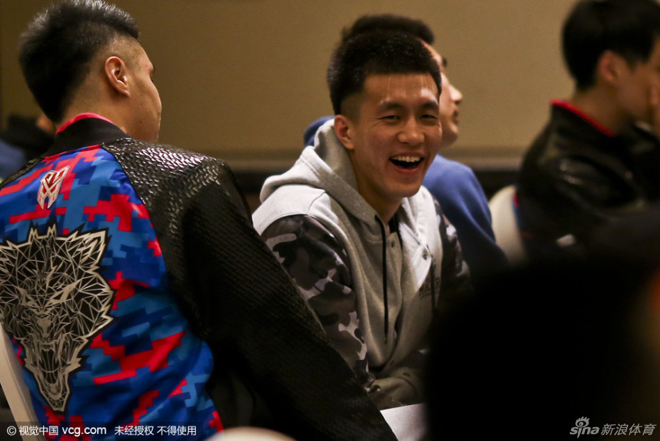 重返故地的李春江指导，看着昔日爱徒，眉眼间全是藏不住的笑意。