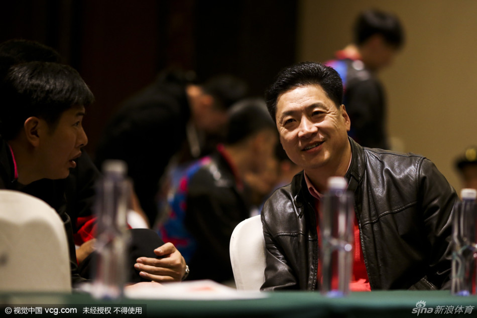 面对媒体长枪短炮的“围攻”，大郅习惯性地挠了挠头，仿佛在思考如何解答关于年轻队员成长的难题。