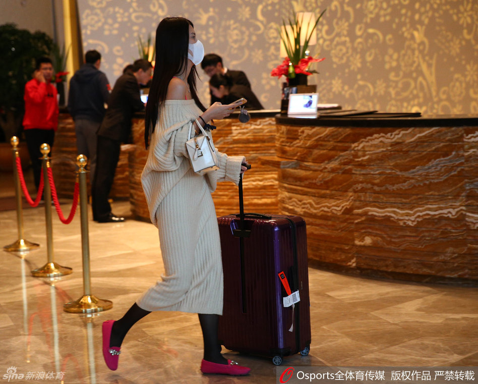 抵达酒店门口，刘晓宇与钟鹿纯并肩前行，钟鹿纯手提时尚小包，刘晓宇则一手插兜，两人气质出众，引得路人纷纷侧目，画面如偶像剧般美好。