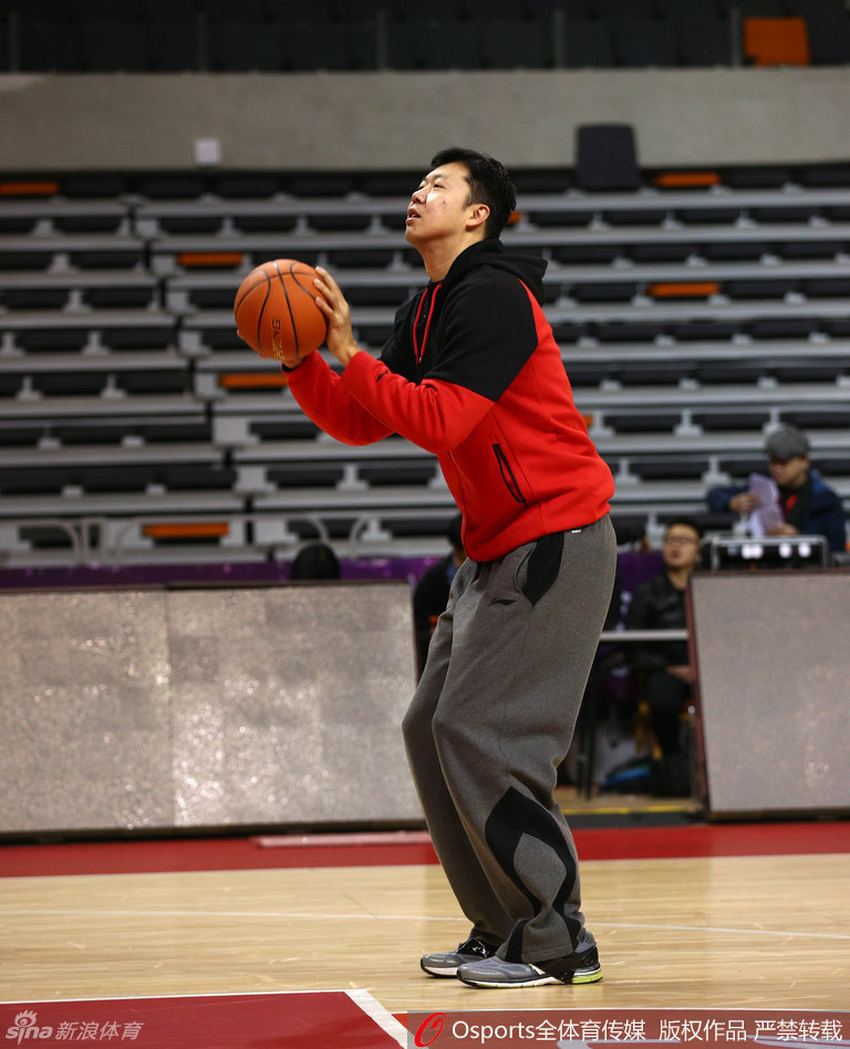 王治郅亲自上阵示范背身单打动作，他庞大的身躯却做出极其灵巧的转身，一旁的雷蒙和队友们看得目不转睛，生怕错过任何一个细节。