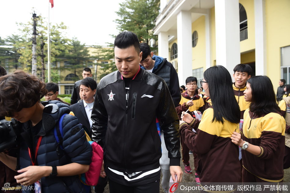 新疆队中锋周琦俯身为球迷签名，姿势潇洒帅气，神情专注而认真，虽然因鼻骨骨折确定不参加全明星正赛，但他依然帅气地现身赛场履行与球迷的约定。