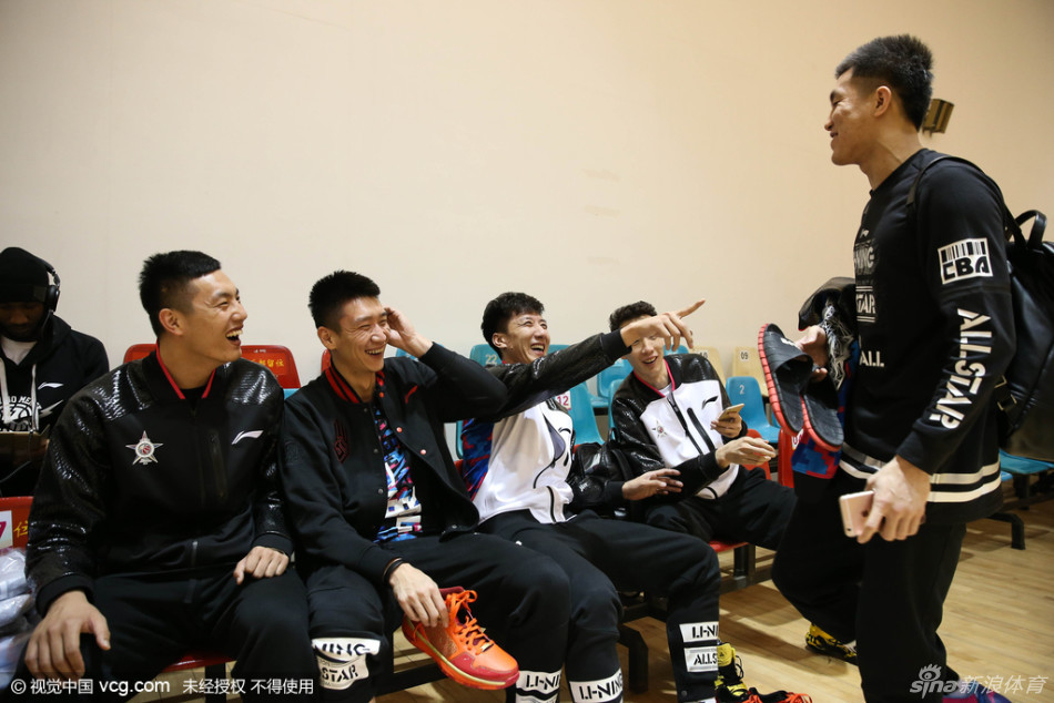 郭少被队友调侃得咧嘴大笑，训练场上欢乐值瞬间拉满