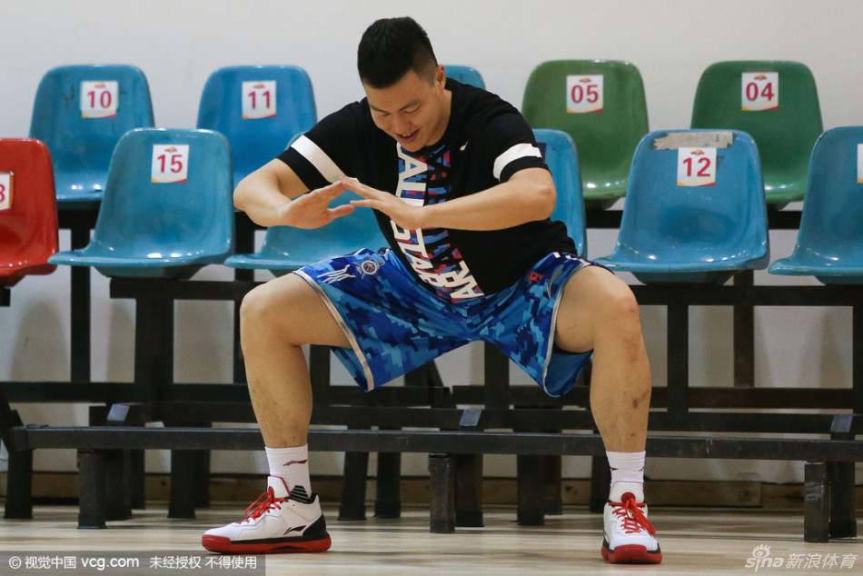 两名球员在训练中开怀大笑，展现出极佳的化学反应