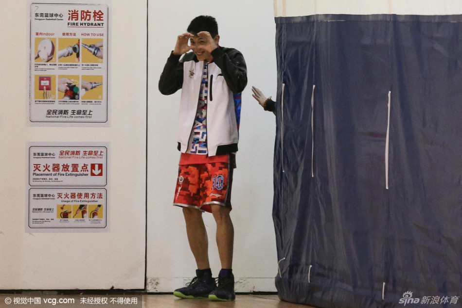 刘晓宇悄悄模仿队友动作，一脸调皮的表情逗乐全场