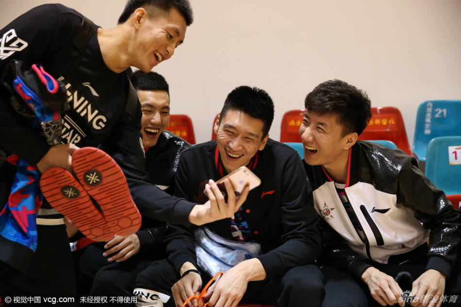 北区队训练场充满欢笑，这欢乐的气氛感染着每一个人