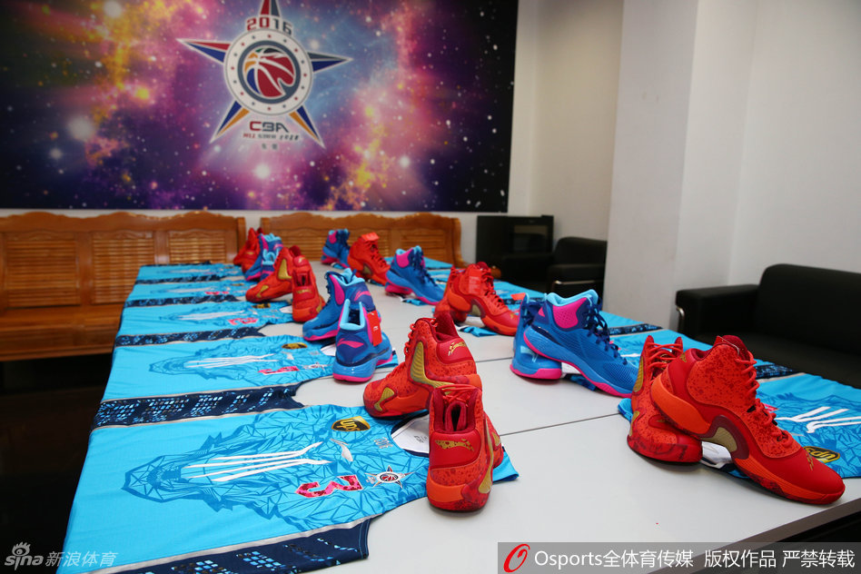 南北全明星的战袍在更衣室内整齐排列，红蓝迷彩色块如同战场上的火焰与寒冰，静待主人到来。