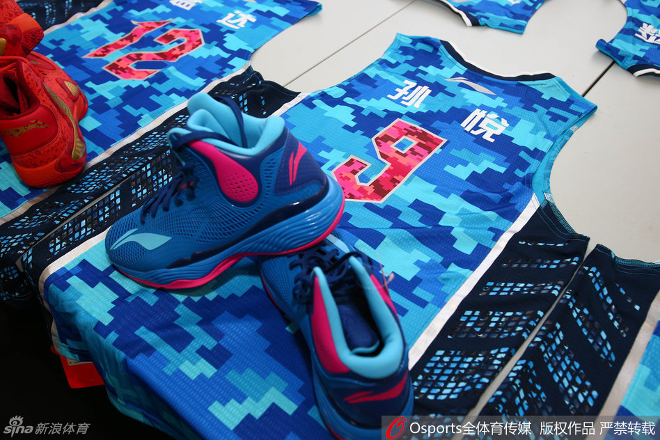 主角光环下的全明星战靴“魅影”，鞋身TPU结构大胆外露，喷溅墨点设计透着灵动与不羁。