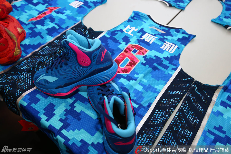 全明星战靴“幻影”蓄势待发，流畅的鞋身线条与超跑车灯般的EVA上翻设计，将速度感诠释得淋漓尽致。