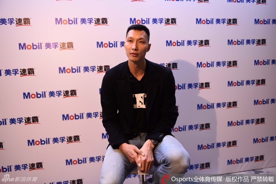 全明星赛前发布会上，北方明星队的四名首发球员与靓丽主持人站成一排，每个人的脸上都绽放着开心的笑容