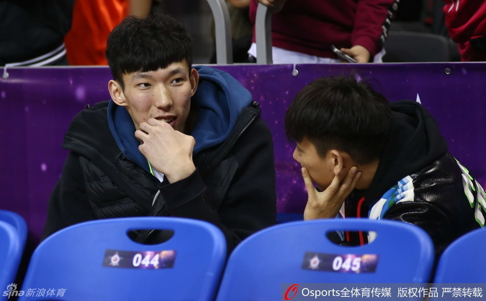 外援迪奥古在热身时表情专注，这位内线猛将也将参加三分大赛，此刻他正稳稳出手，篮球在空中划出一道优美的弧线，场边观众的目光都被这记投篮吸引。