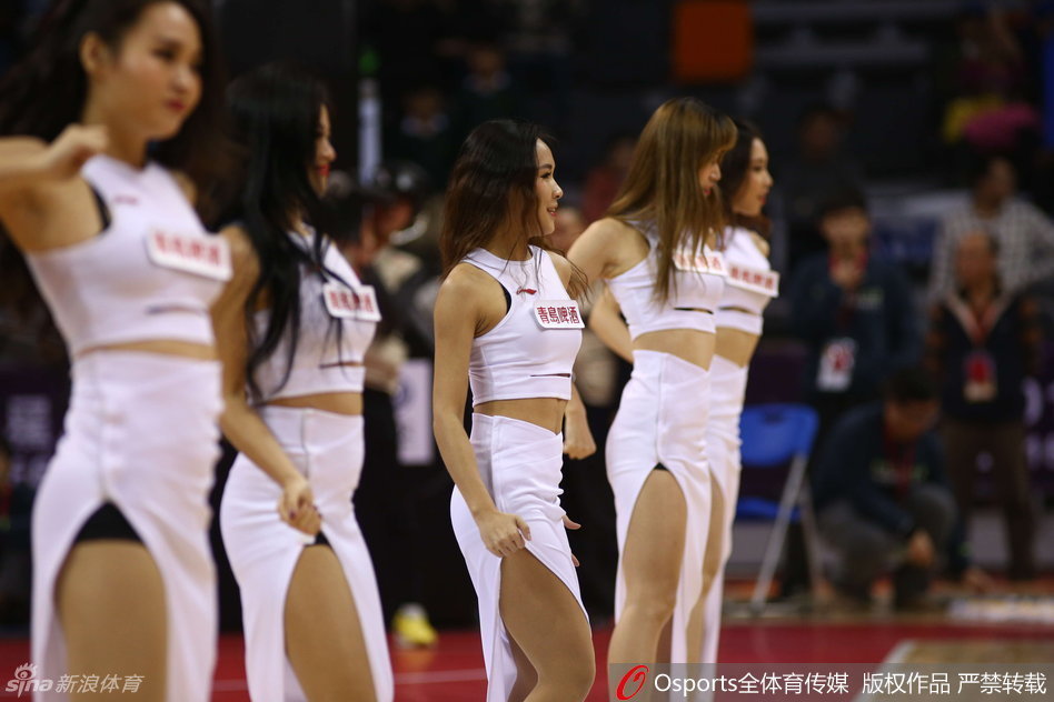 篮球宝贝们换上一身利落的热裤装扮，修长美腿在灯光下格外吸睛，她们随着轻快的节拍律动，每一个动作都充满青春的活力与自信。