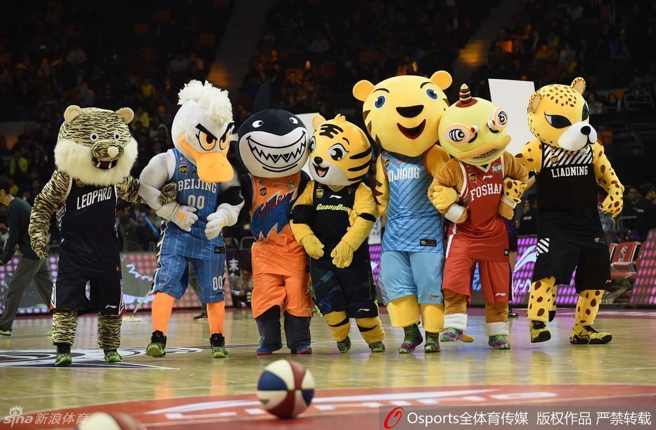 中场休息时，可爱的球队吉祥物成为全场焦点，它憨态可掬地抱起篮球，竟然上演了一记令人意想不到的花式扣篮，引得周围的小球迷们惊呼连连。