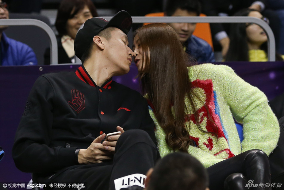 在万众瞩目的东莞篮球中心内，孙悦与爱妻陈露在Kiss Time环节甜蜜拥吻，丈夫满是爱意地轻抚妻子脸颊，陈露则幸福回应，成为全明星周末最动人的画面。