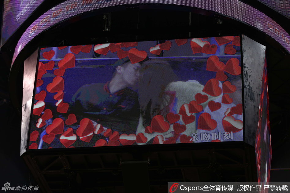 陈露手持精致时尚的手包，面带微笑端坐于看台之上，她出众的气质与优雅的仪态，完美诠释了CBA最美太太的风采，即便在热闹的赛场也格外引人注目。