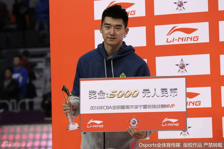 阿不都沙拉木在侧翼接球，面对防守人坚决突破，利用节奏变化单打对手，展现出了全能身手。