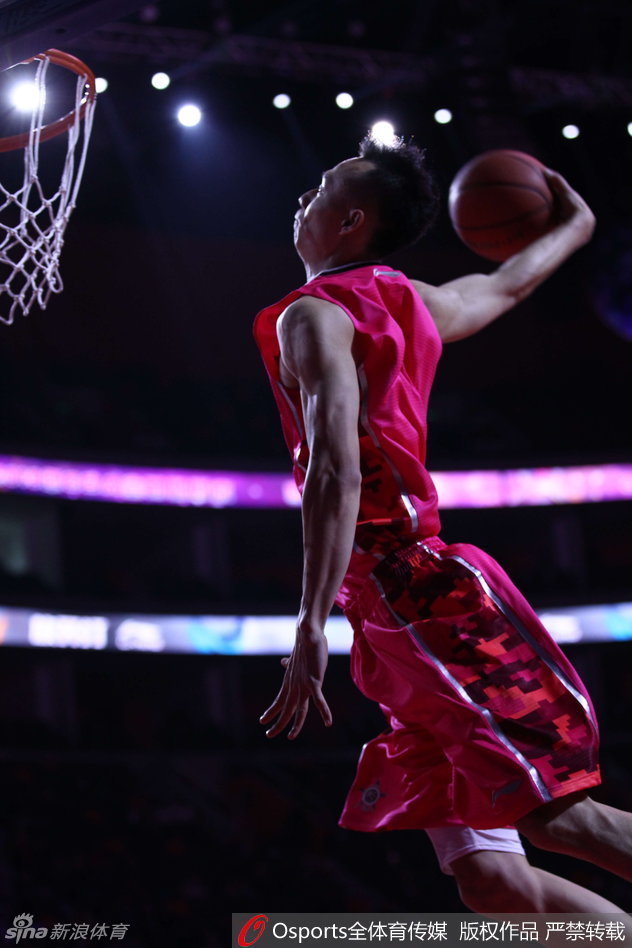 孙铭徽在篮筐之上展现出惊人的滞空能力，反身拉杆背扣的瞬间仿佛时间都已静止。