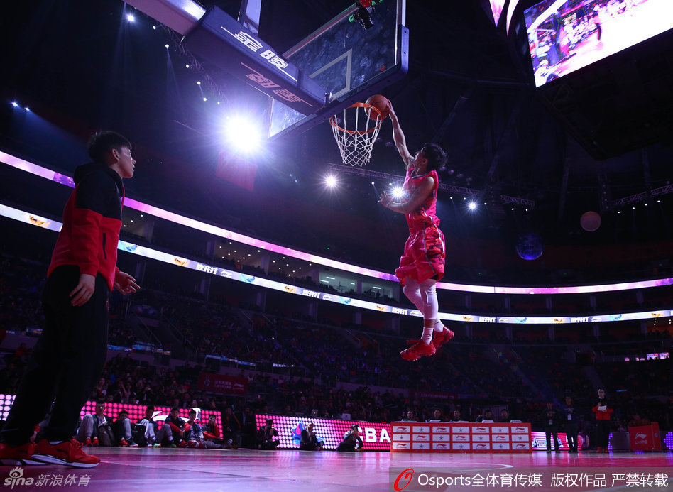 青岛队的唐海在天空中画出一道完美的弧线，他逆向转身360度，用左手将球轻松劈入篮筐，动作舒展飘逸，充满了写意的美感。