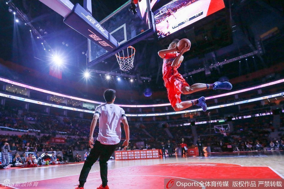 王潼在决赛中飞跃现场DJ，他如同脱离了地心引力，在空中轻松摘球后双手暴力灌筐，这一记技惊四座的满分扣篮让他毫无争议地捧起扣篮王奖杯。