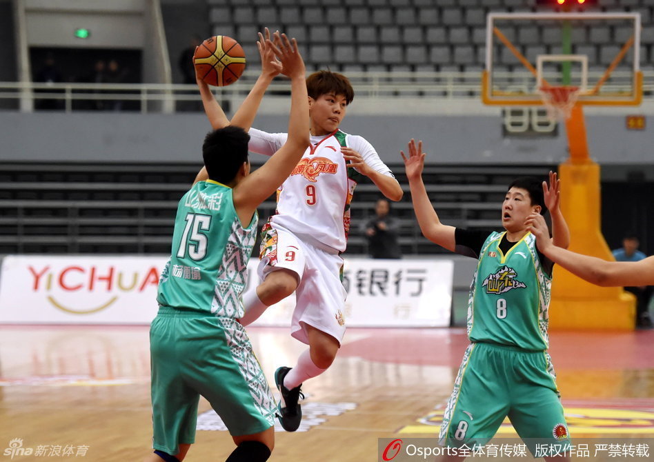 河南队黄品蓁运球推进，眼神坚定地观察队友跑位，随时准备送出致命一传发动反击。