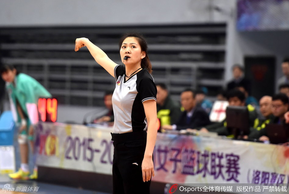 彭诗晴面对防守球员，毫不犹豫地干拔跳投，皮球在空中划出一道美丽的弧线直奔篮筐。