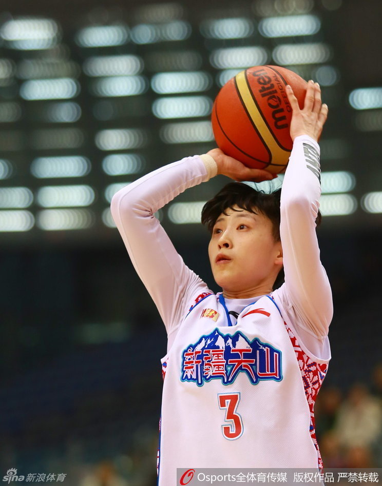 蒂娜-查尔斯背身单打，利用强壮的身体顶开防守队员，完成一次势大力沉的篮下进攻。