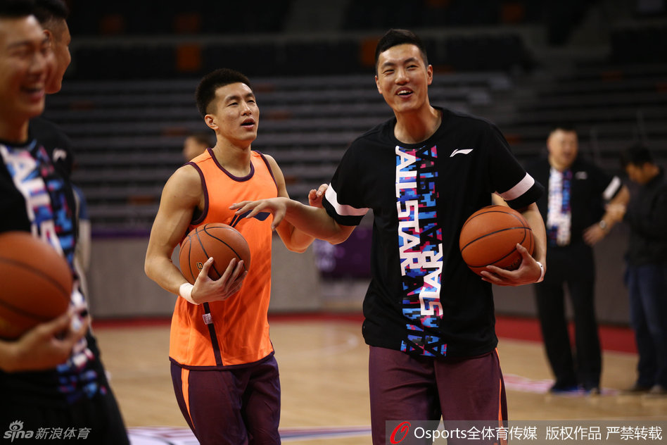 郭艾伦在全明星训练中进行专项传球练习，他神情专注，正在寻找最佳的传球路线。