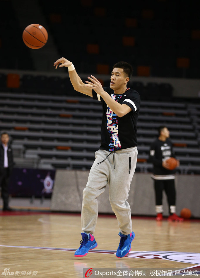 训练场上气氛轻松，辽宁队的哈德森与山东队的比斯利进行战术交流，两位强力外援正在探讨配合。