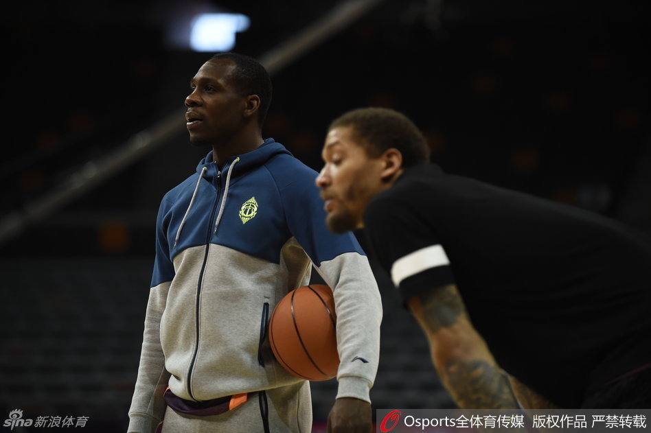 辽宁队的贺天举在外线进行投篮练习，他出手点高，动作标准，展示了一名优秀射手的专业素养。