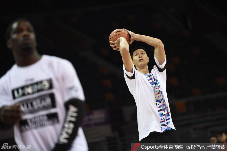 广东宏远核心易建联在训练中一丝不苟地进行投篮练习，神情专注，展现出职业球员的严谨态度。