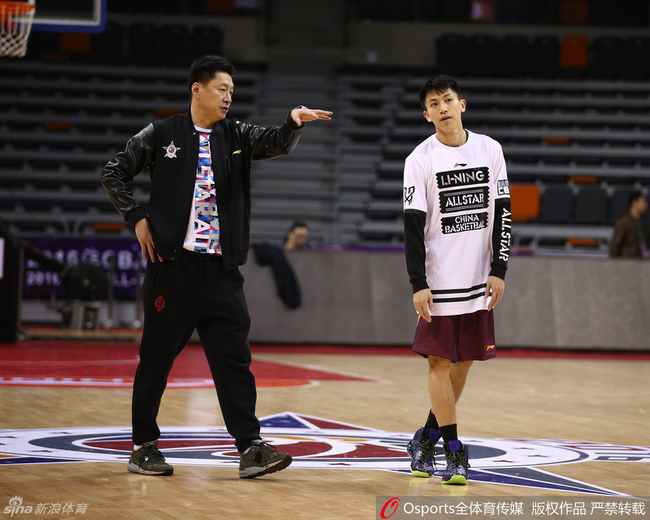 广厦队核心林志杰在进行赛前拉伸热身，身体状态看起来非常放松，为即将开始的全明星正赛做准备。