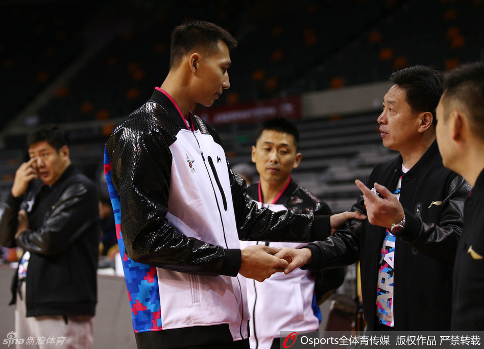 广东旗帜易建联出席彩排，神情专注而放松，举手投足间尽显核心风范，帅气逼人。